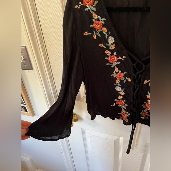 American Eagle black floral long sleeve - Picture 4 of 5